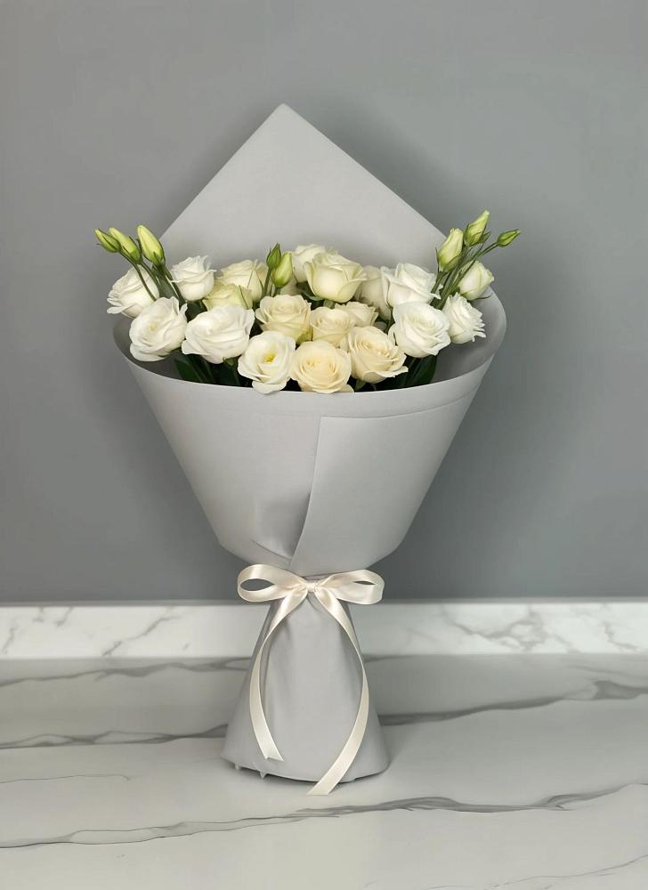 Букет цветов из: Розы и Лизиантусы в Новоузенске