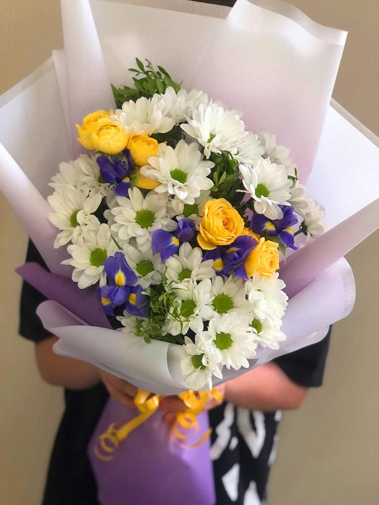 Букет цветов из: Ирисы, Хризантемы и Розы в Новоузенске