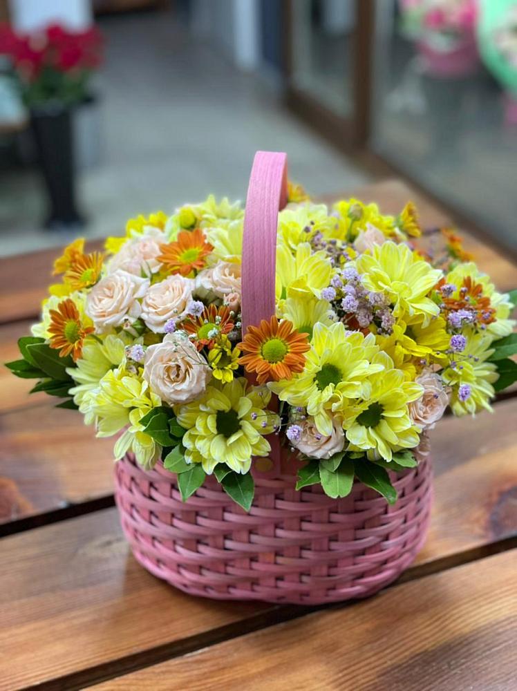 Цветочная композиция из Хризантемы и Розы в корзине в Новоузенске