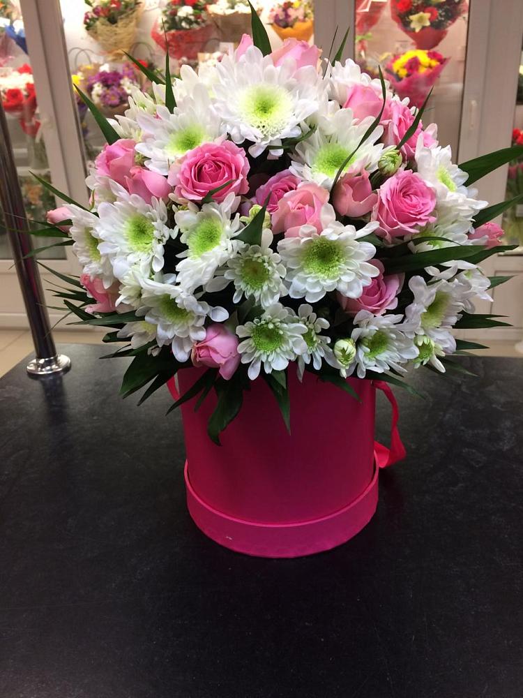 Цветочная композиция из Розы и Хризантемы в шляпной коробке в Новоузенске