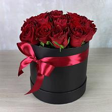 Цветочная композиция из Розы в шляпной коробке в Новоузенске