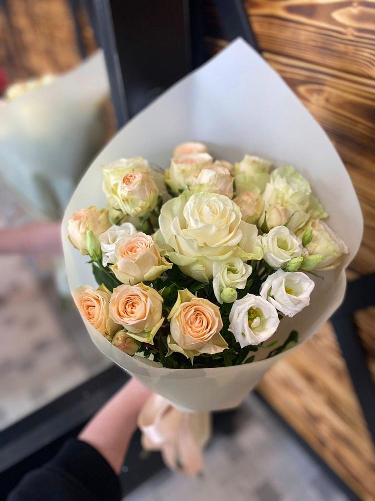 Букет цветов из: Розы и Лизиантусы в Новоузенске